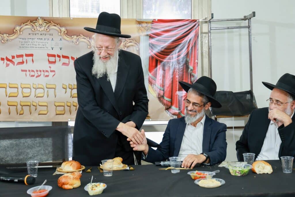מעמד הסיומים בת"ת 'זכרון מאיר' ע"י תלמידי כיתות ח' מעמד הסיומים בת"ת 'זכרון מאיר' ע"י תלמידי כיתות ח'