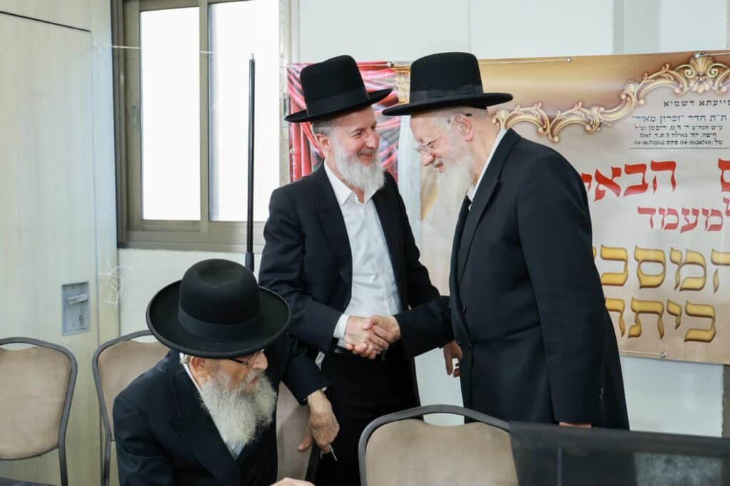 מעמד הסיומים בת"ת 'זכרון מאיר' ע"י תלמידי כיתות ח' מעמד הסיומים בת"ת 'זכרון מאיר' ע"י תלמידי כיתות ח'