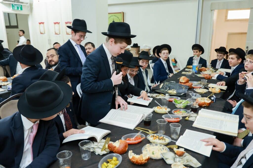 מעמד הסיומים בת"ת 'זכרון מאיר' ע"י תלמידי כיתות ח' מעמד הסיומים בת"ת 'זכרון מאיר' ע"י תלמידי כיתות ח'