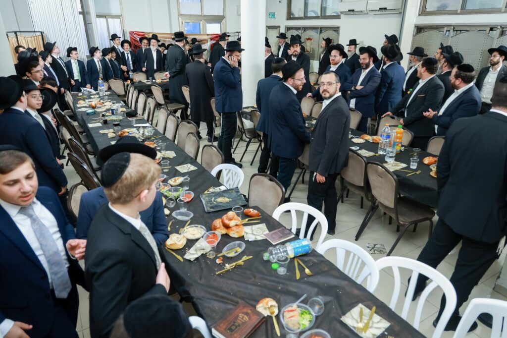 מעמד הסיומים בת"ת 'זכרון מאיר' ע"י תלמידי כיתות ח' מעמד הסיומים בת"ת 'זכרון מאיר' ע"י תלמידי כיתות ח'