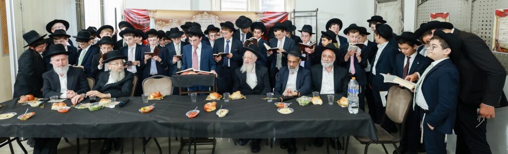 מעמד הסיומים בת"ת 'זכרון מאיר' ע"י תלמידי כיתות ח' מעמד הסיומים בת"ת 'זכרון מאיר' ע"י תלמידי כיתות ח'