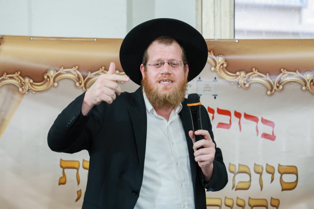 מעמד הסיומים בת"ת 'זכרון מאיר' ע"י תלמידי כיתות ח' מעמד הסיומים בת"ת 'זכרון מאיר' ע"י תלמידי כיתות ח'