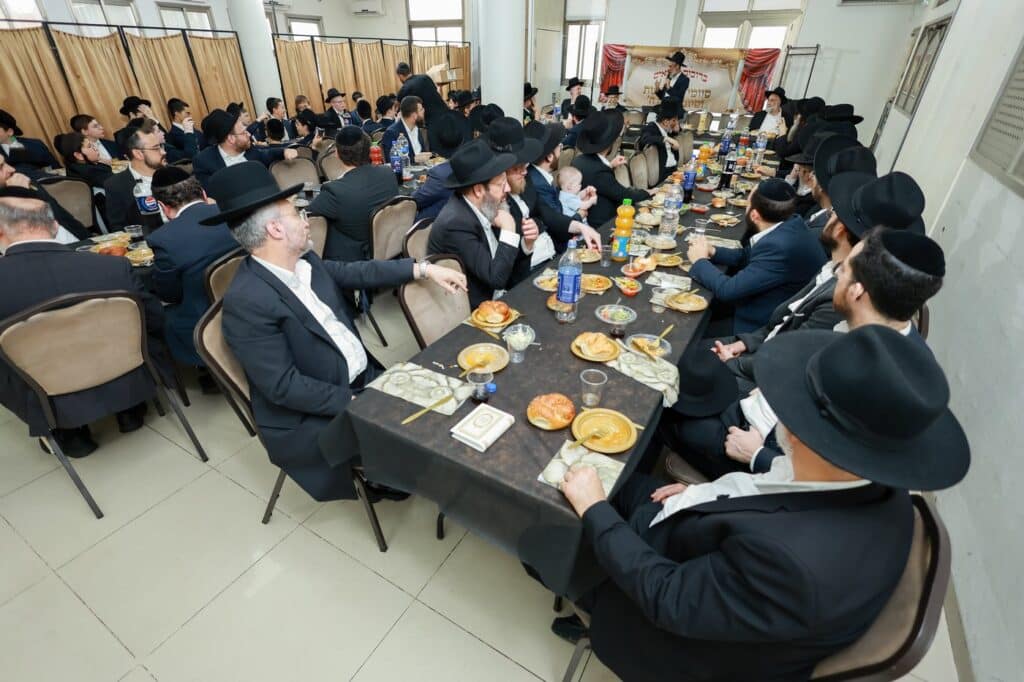 מעמד הסיומים בת"ת 'זכרון מאיר' ע"י תלמידי כיתות ח' מעמד הסיומים בת"ת 'זכרון מאיר' ע"י תלמידי כיתות ח'