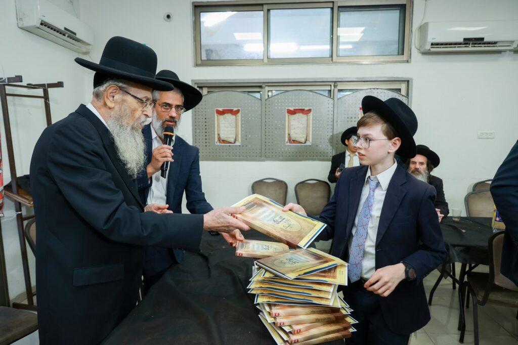 מעמד הסיומים בת"ת 'זכרון מאיר' ע"י תלמידי כיתות ח' מעמד הסיומים בת"ת 'זכרון מאיר' ע"י תלמידי כיתות ח'