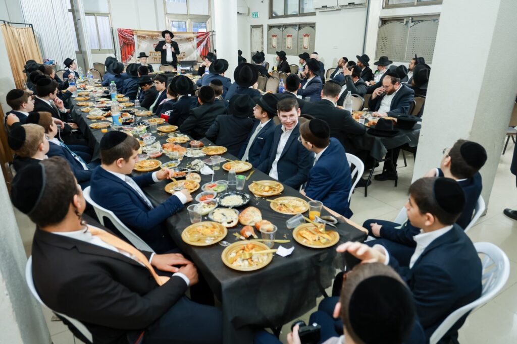מעמד הסיומים בת"ת 'זכרון מאיר' ע"י תלמידי כיתות ח' מעמד הסיומים בת"ת 'זכרון מאיר' ע"י תלמידי כיתות ח'