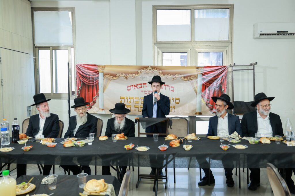 מעמד הסיומים בת"ת 'זכרון מאיר' ע"י תלמידי כיתות ח' מעמד הסיומים בת"ת 'זכרון מאיר' ע"י תלמידי כיתות ח'