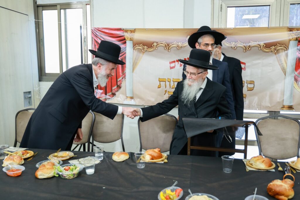 מעמד הסיומים בת"ת 'זכרון מאיר' ע"י תלמידי כיתות ח' מעמד הסיומים בת"ת 'זכרון מאיר' ע"י תלמידי כיתות ח'