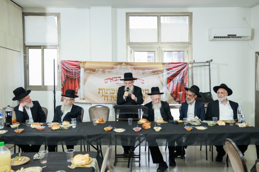 מעמד הסיומים בת"ת 'זכרון מאיר' ע"י תלמידי כיתות ח' מעמד הסיומים בת"ת 'זכרון מאיר' ע"י תלמידי כיתות ח'