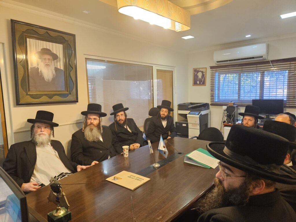בדרך למחאת ענק מול כלא 10? עסקני צאנז הוזעקו לדיון חירום