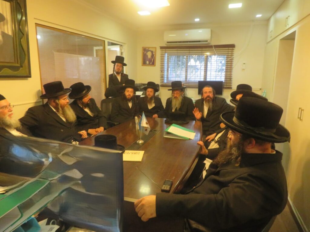 בדרך למחאת ענק מול כלא 10? עסקני צאנז הוזעקו לדיון חירום