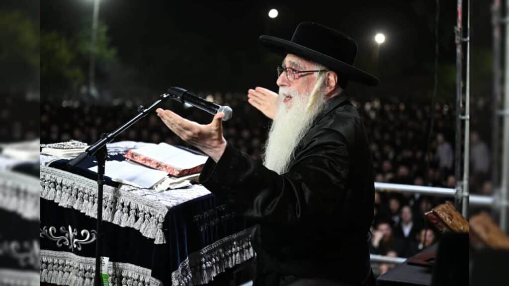 "התורה לא תפשוט רגל": אלפי חסידי צאנז זעקו מול חומות כלא 10 "התורה לא תפשוט רגל": אלפי חסידי צאנז זעקו מול חומות כלא 10