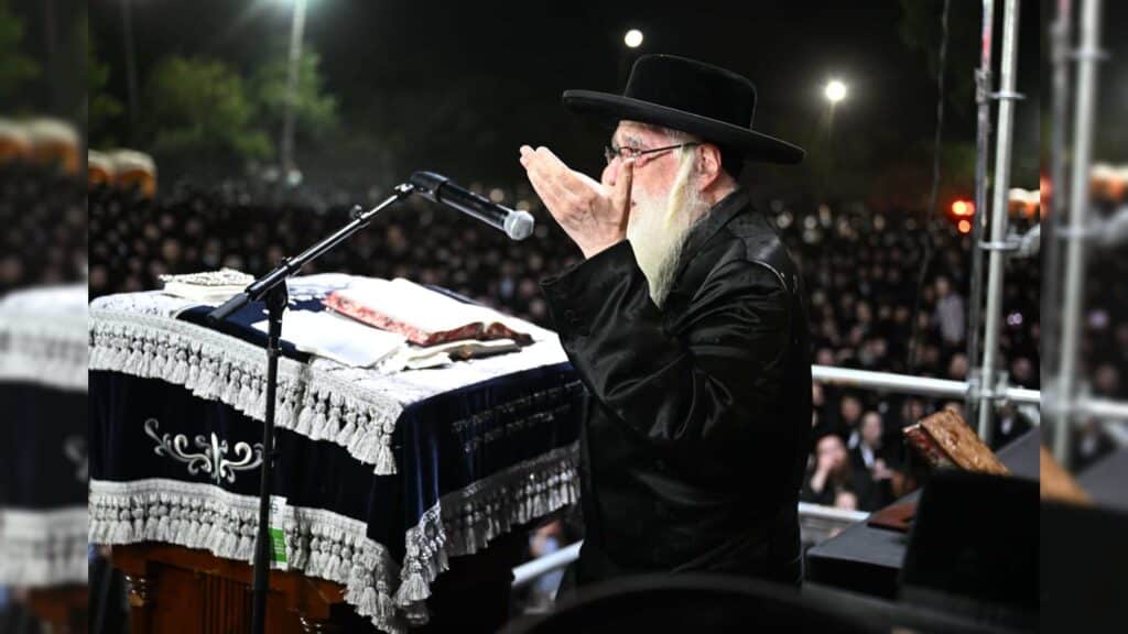 "התורה לא תפשוט רגל": אלפי חסידי צאנז זעקו מול חומות כלא 10 "התורה לא תפשוט רגל": אלפי חסידי צאנז זעקו מול חומות כלא 10