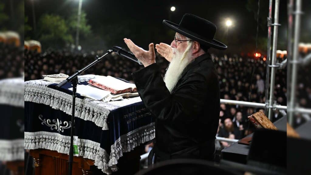 "התורה לא תפשוט רגל": אלפי חסידי צאנז זעקו מול חומות כלא 10 "התורה לא תפשוט רגל": אלפי חסידי צאנז זעקו מול חומות כלא 10