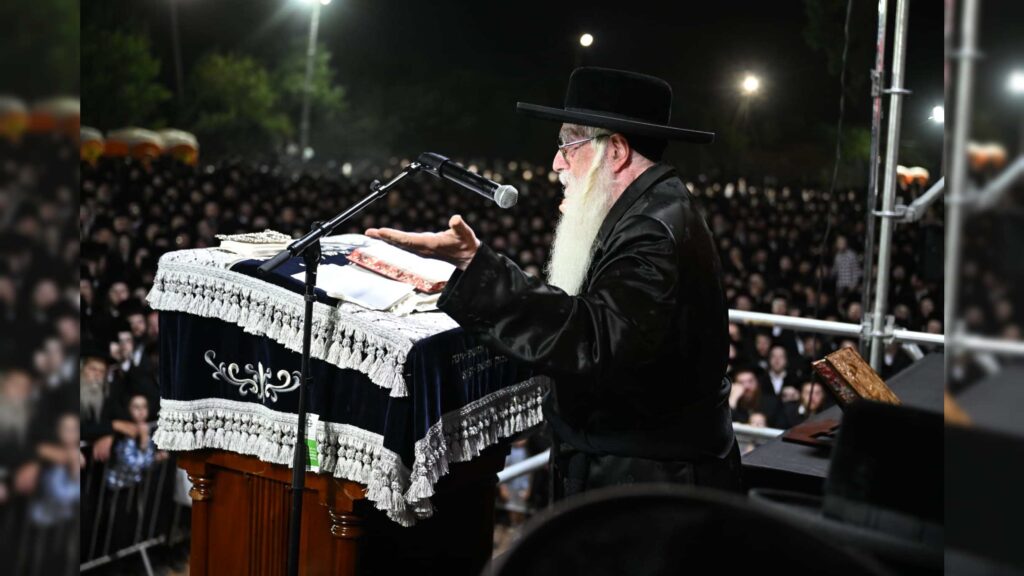 "התורה לא תפשוט רגל": אלפי חסידי צאנז זעקו מול חומות כלא 10 "התורה לא תפשוט רגל": אלפי חסידי צאנז זעקו מול חומות כלא 10