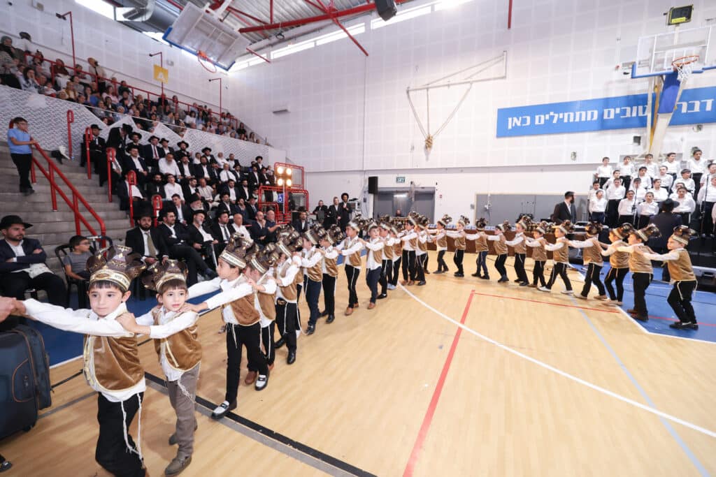 גלריה: ילדי 'מוסדי עולם' במסיבת חומש מרגשת