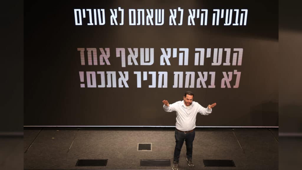 האיש שהופך את הסטטוס בוואטסאפ למערכת רווחים
