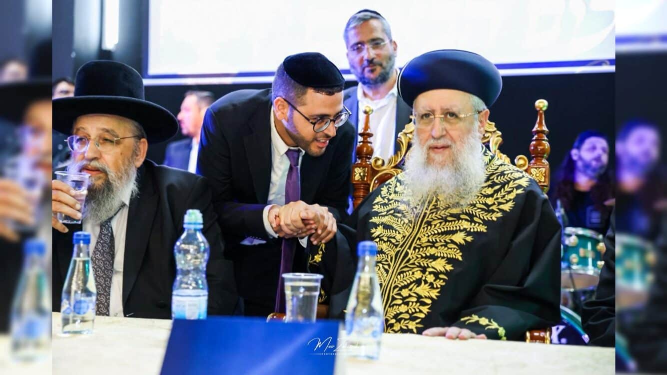 מעמד התורה ביבנה: הראשל"צ העניק תעודות לבחורי הישיבות