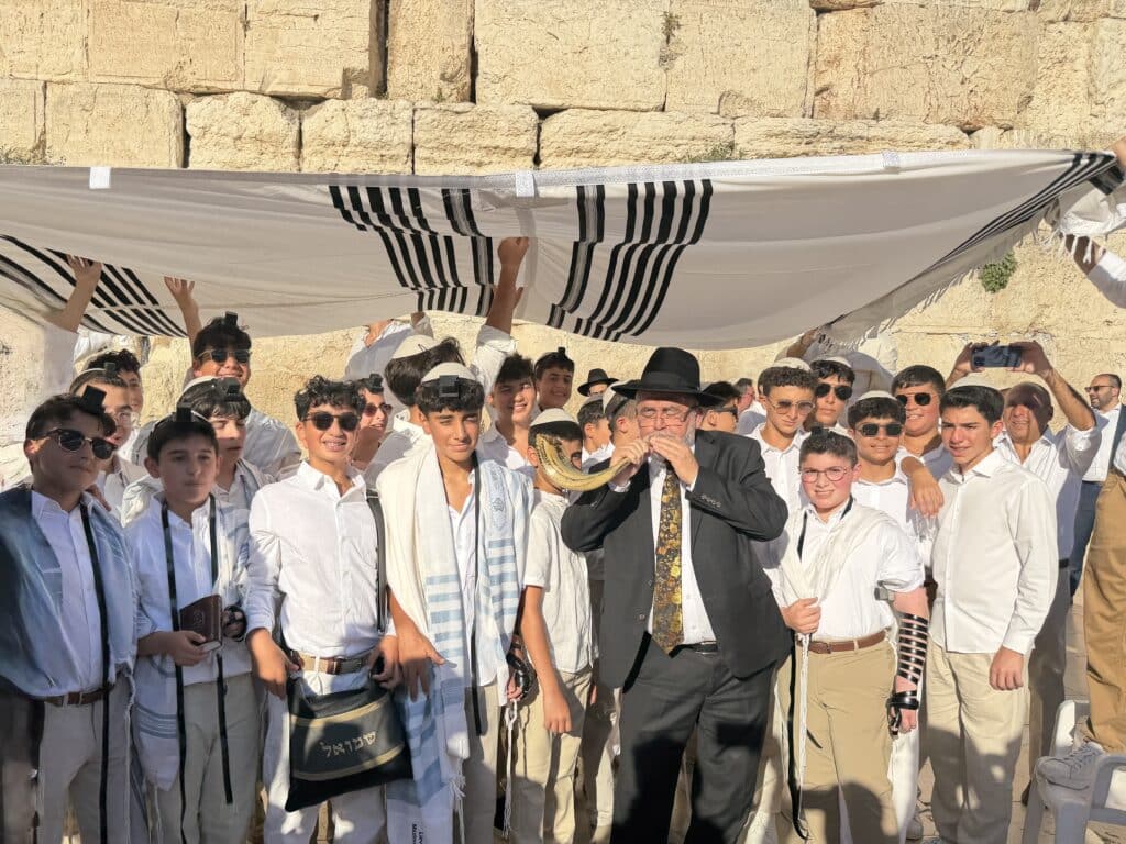 התרגשות בכותל: 52 נערים מקהילת 'אנוסי משהד' חגגו בר מצווה