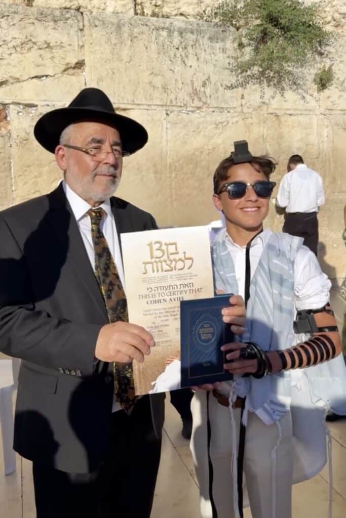 התרגשות בכותל: 52 נערים מקהילת 'אנוסי משהד' חגגו בר מצווה
