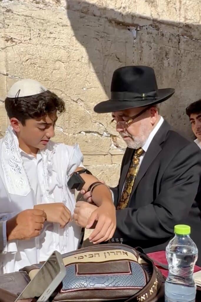 התרגשות בכותל: 52 נערים מקהילת 'אנוסי משהד' חגגו בר מצווה
