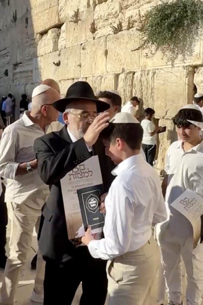 התרגשות בכותל: 52 נערים מקהילת 'אנוסי משהד' חגגו בר מצווה