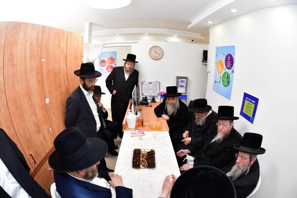 המשב"ק: דאגה בחסידות, הרפיון בישיבה והפאות ששינו צבע