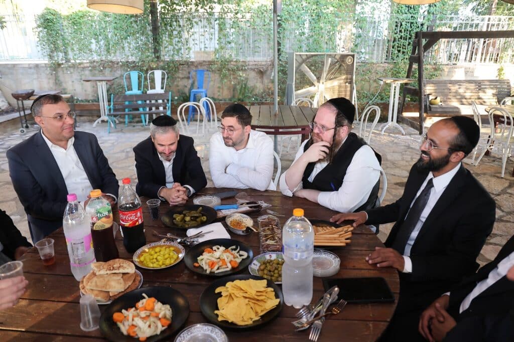 המשב"ק: דאגה בחסידות, הרפיון בישיבה והפאות ששינו צבע