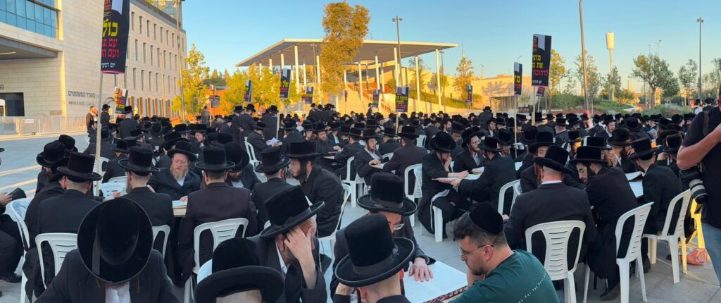 מאות אברכים מויז'ניץ הקימו בית מדרש מחאה מול היועמ"שית