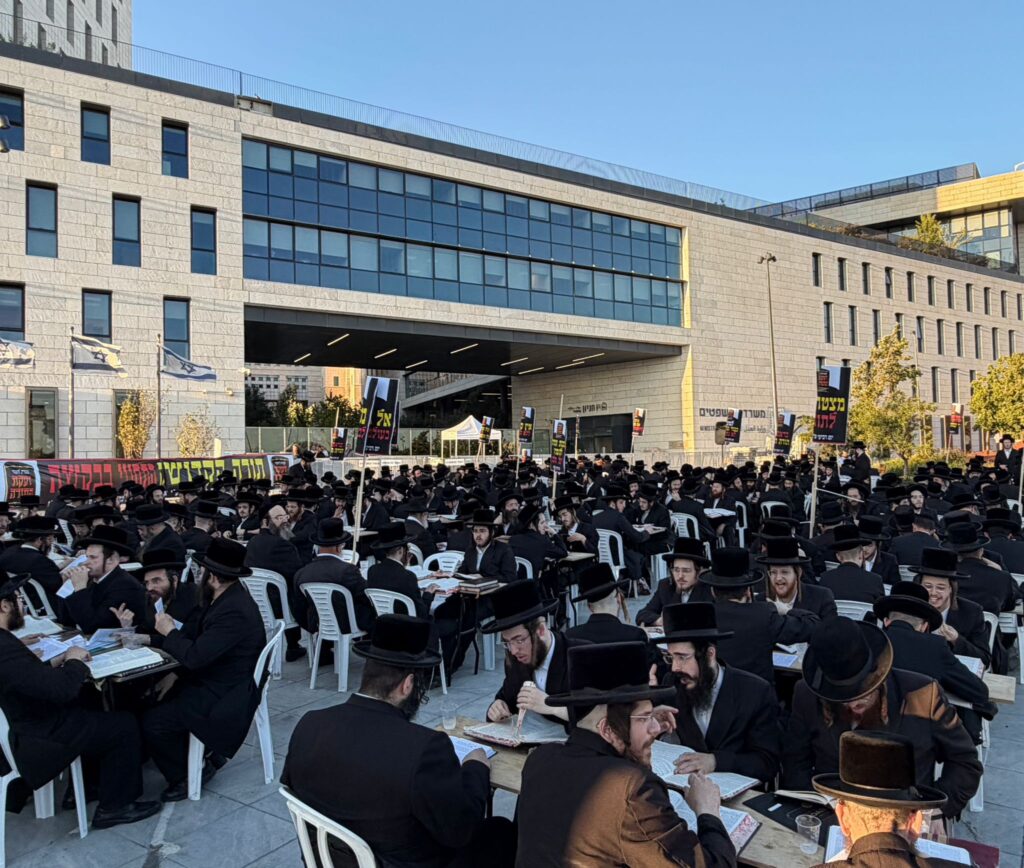 מאות אברכים מויז'ניץ הקימו בית מדרש מחאה מול היועמ"שית