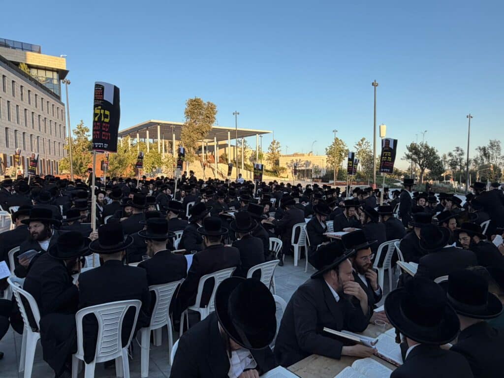מאות אברכים מויז'ניץ הקימו בית מדרש מחאה מול היועמ"שית