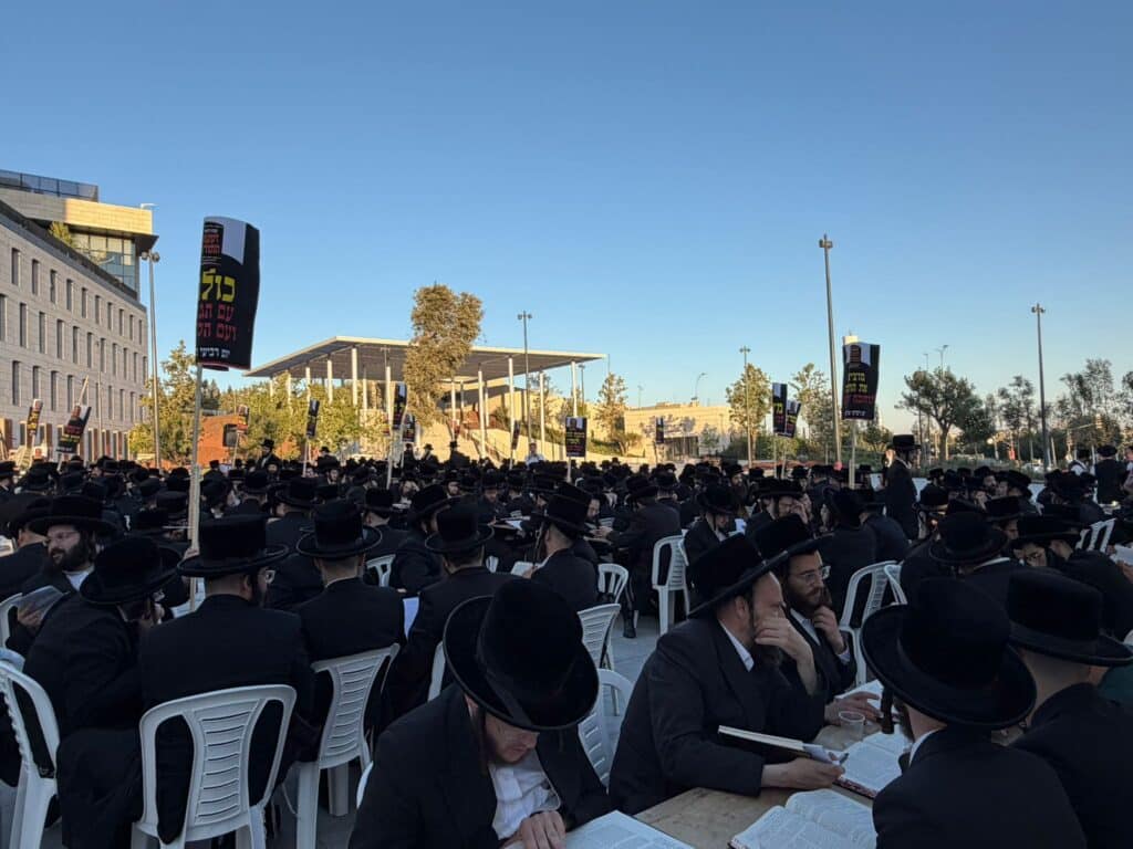 מאות אברכים מויז'ניץ הקימו בית מדרש מחאה מול היועמ"שית
