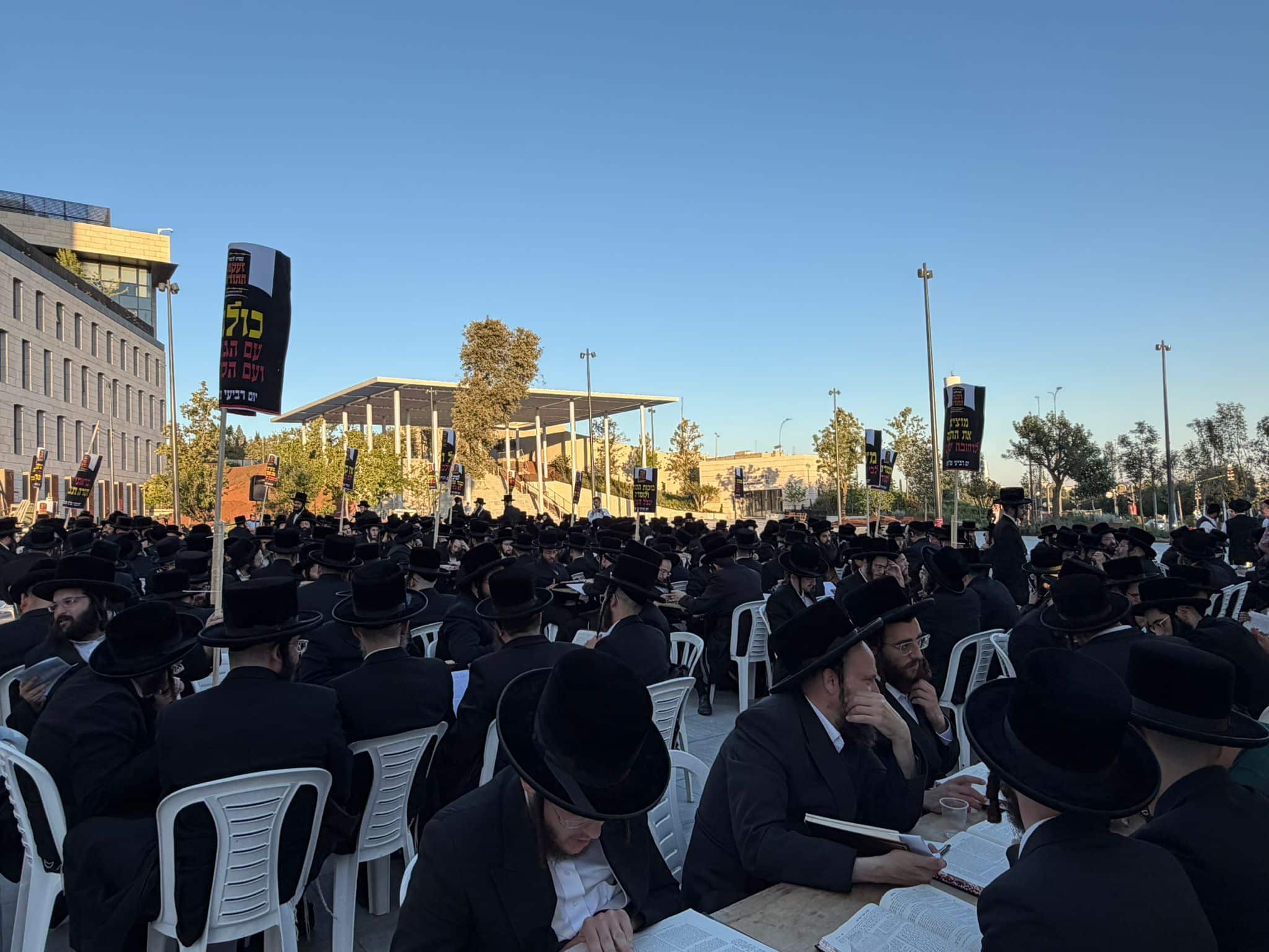 מאות אברכים מויז'ניץ הקימו בית מדרש מחאה מול היועמ"שית