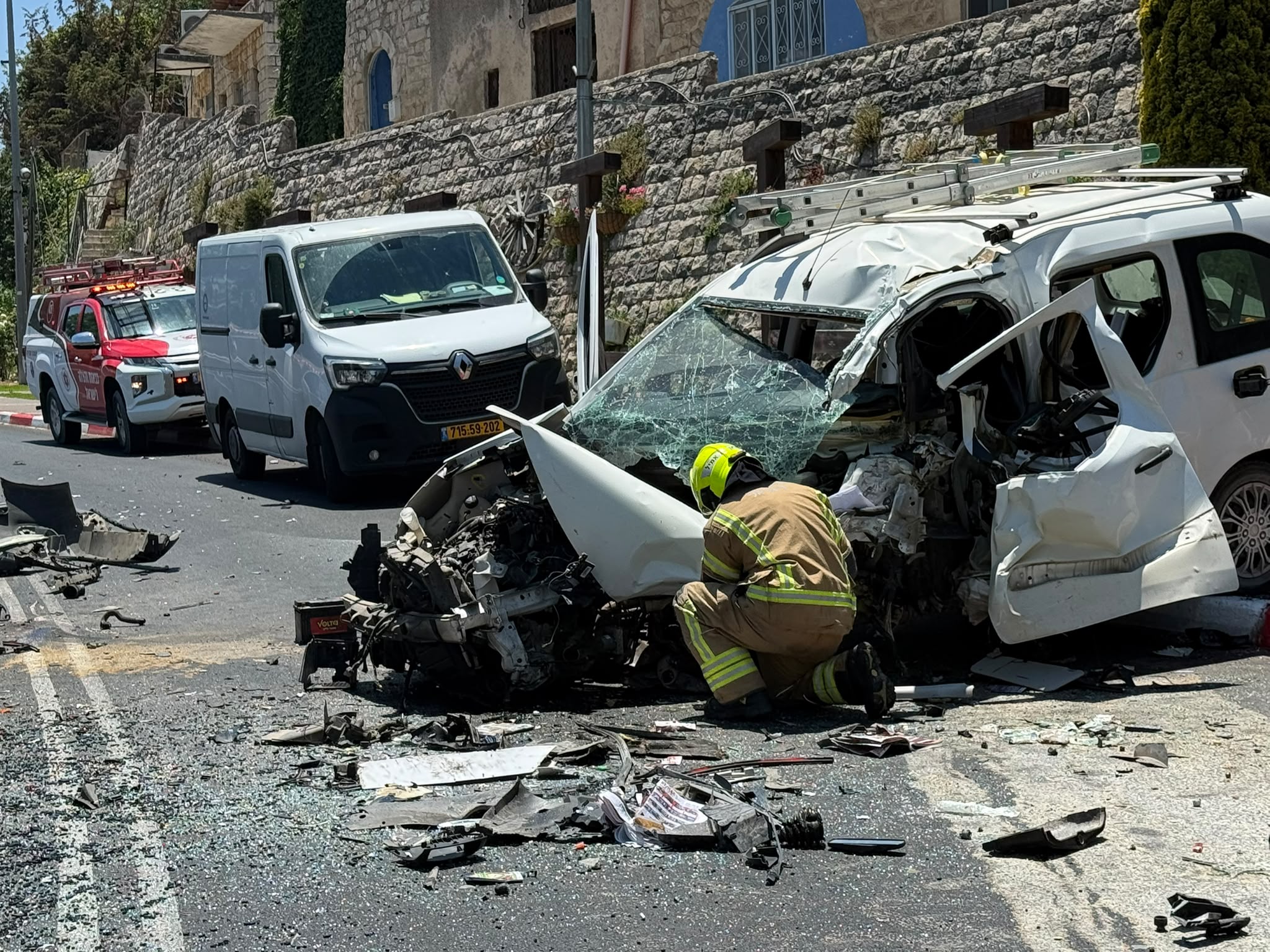 תאונה קשה בצפת: אוטובוס התנגש ברכב - צעיר נלכד