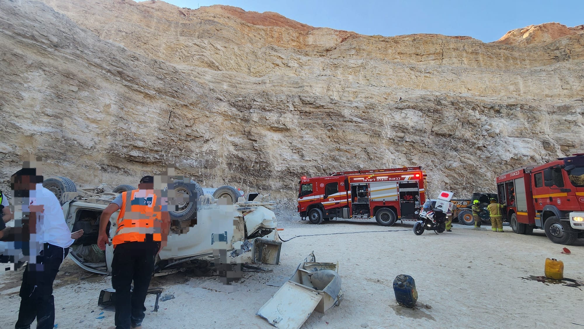 נהג חולץ מרכבו לאחר שנפל ממצוק בגובה 10 מטרים
