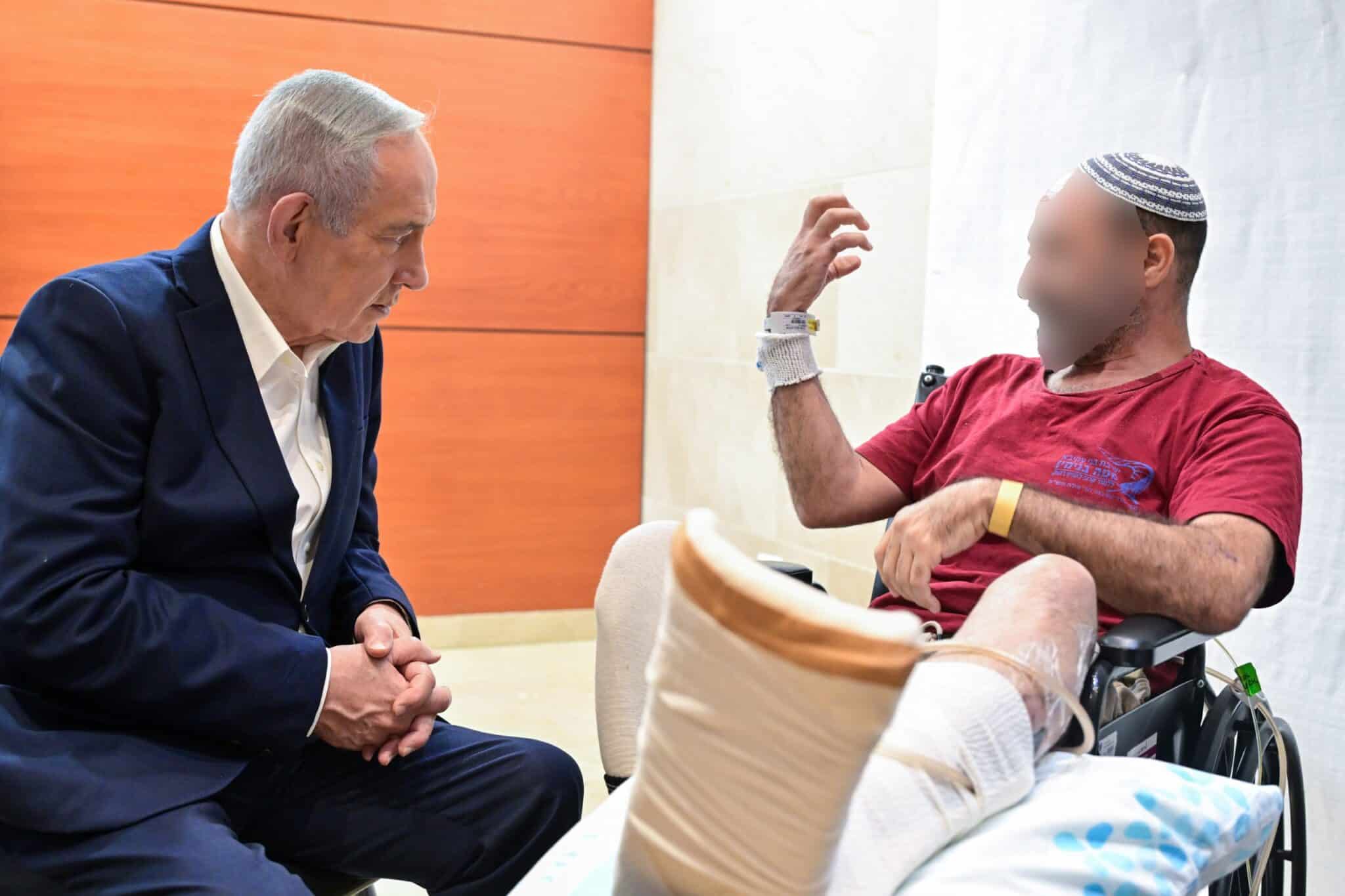 "יש הרבה יותר אחדות בעם": נתניהו בביקור אצל פצועי צה"ל