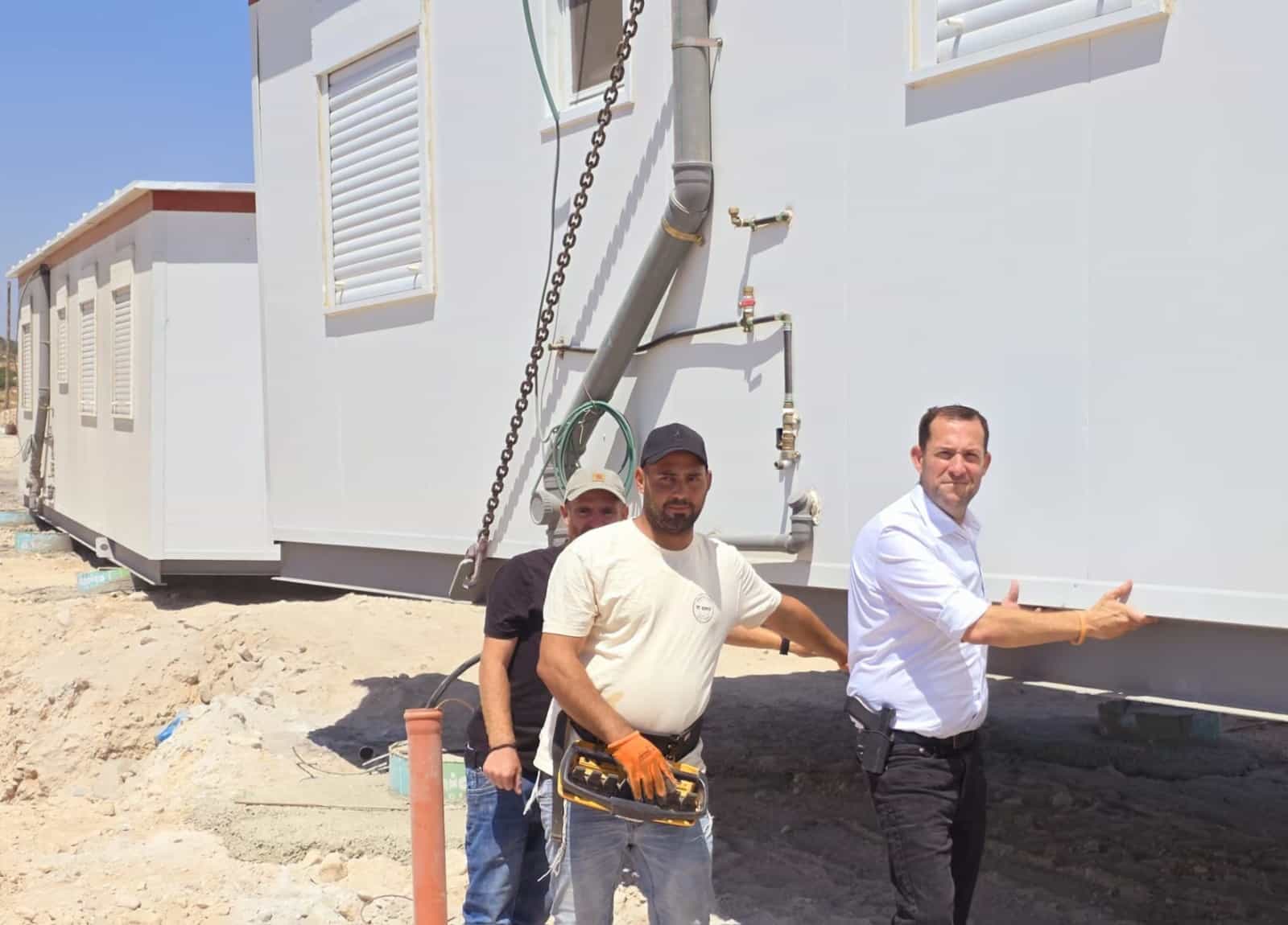 המבנים הראשונים הוצבו ביישוב גנים שנעקר בגירוש