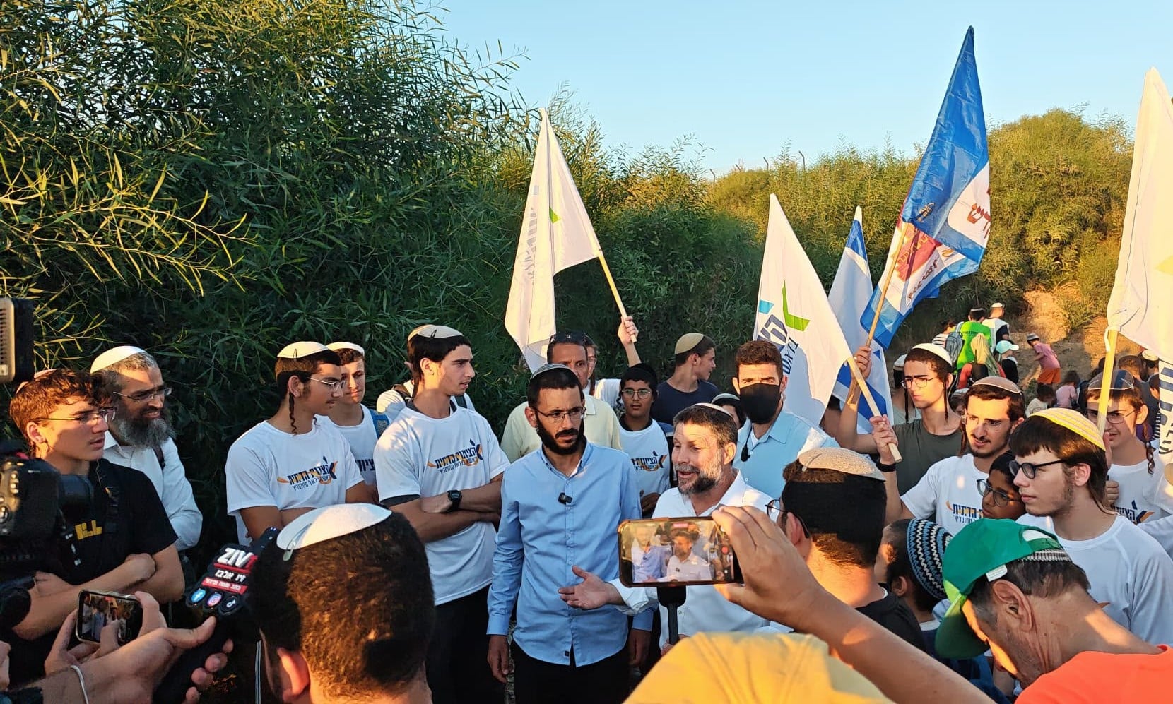 15,000 צועדים הגיעו לגדר עזה בדרישה "לחזור הביתה"