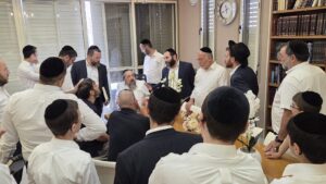 החוקרים הגיעו לבית רב הקהילה - האברכים הוזעקו