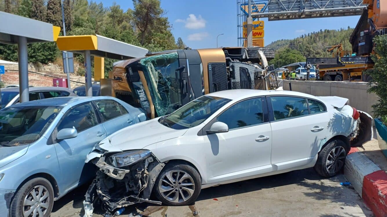 משאית התהפכה בתחנת הדלק ופגעה בארבעה כלי רכב