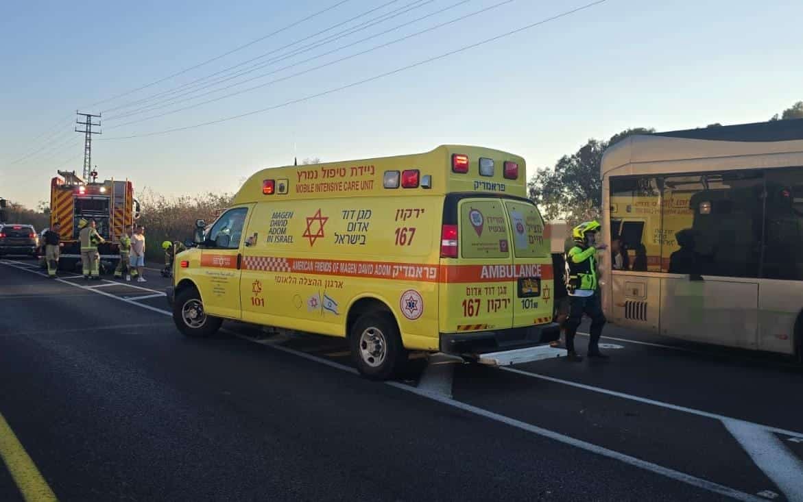 צעיר בן 18 נהרג בהתנגשות קשה בין רכב לאוטובוס