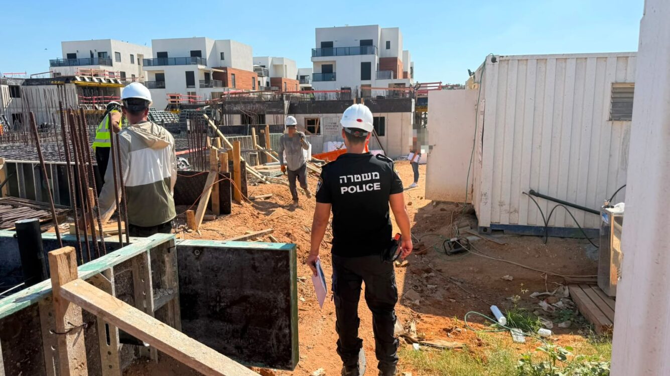 הקבלן התעלם מהתליית הרישיון והמשטרה פשטה על האתרים