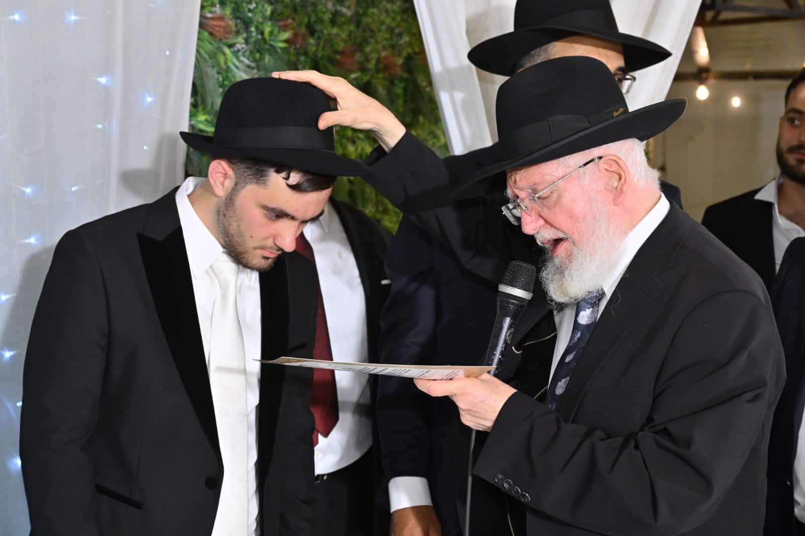 ראש הישיבה הגיע מנתב"ג לחופת נכדתו עם החתן מג'רבא