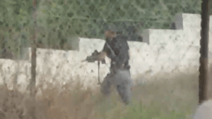 כך זה קרה: רגע חטיפת נשקו של בניהו מלט הי"ד