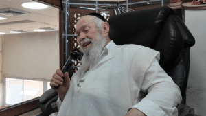 "בן תורה לא אוכל ברחוב, לא מלקקים גלידה בשוק"