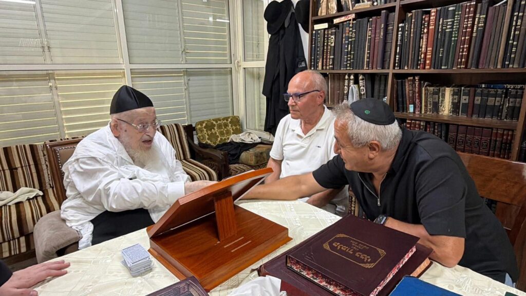 ראשי המועצה לענף הלול אצל גדולי ישראל במסגרת המערכה להישמר מרכישת ביצים בלתי מפוקחות ראשי המועצה לענף הלול אצל גדולי ישראל במסגרת המערכה להישמר מרכישת ביצים בלתי מפוקחות