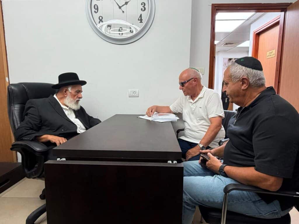 ראשי המועצה לענף הלול אצל גדולי ישראל במסגרת המערכה להישמר מרכישת ביצים בלתי מפוקחות ראשי המועצה לענף הלול אצל גדולי ישראל במסגרת המערכה להישמר מרכישת ביצים בלתי מפוקחות