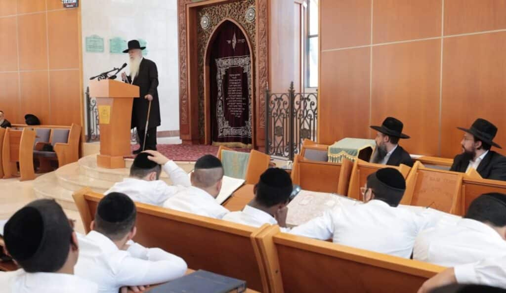 הגה"צ רבי דוד חנניה פינטו הציג את המטה המיוחס של סבו הגה"צ רבי דוד חנניה פינטו הציג את המטה המיוחס של סבו