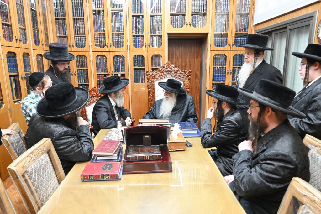 גלריה: קבלת קהל לקראת הימים הנוראים במעונו של האדמו"ר מצאנז גלריה: קבלת קהל לקראת הימים הנוראים במעונו של האדמו"ר מצאנז