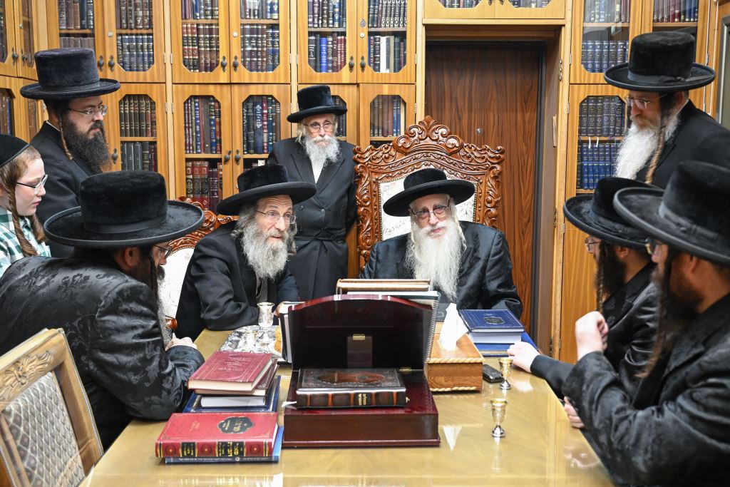 גלריה: קבלת קהל לקראת הימים הנוראים במעונו של האדמו"ר מצאנז גלריה: קבלת קהל לקראת הימים הנוראים במעונו של האדמו"ר מצאנז