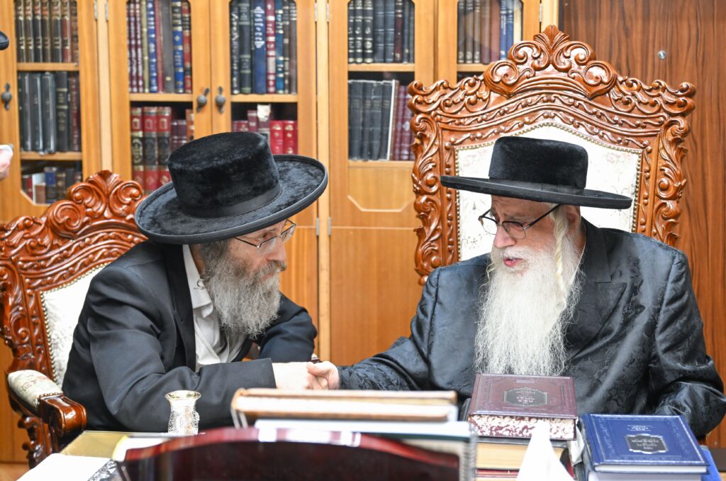 גלריה: קבלת קהל לקראת הימים הנוראים במעונו של האדמו"ר מצאנז גלריה: קבלת קהל לקראת הימים הנוראים במעונו של האדמו"ר מצאנז